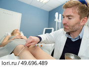 male beautician doing leg waxing on client. Стоковое фото, агентство Ingram Publishing / Фотобанк Лори