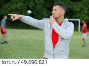 football referee blowing whistle during training. Стоковое фото, агентство Ingram Publishing / Фотобанк Лори