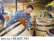 wood barrels production cooper using hammer and tools in workshop. Стоковое фото, агентство Ingram Publishing / Фотобанк Лори