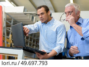 industrial manager showing the anomaly in the order. Стоковое фото, агентство Ingram Publishing / Фотобанк Лори