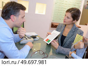 Man looking at colors during eye test. Стоковое фото, агентство Ingram Publishing / Фотобанк Лори
