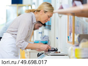 worker weighing chocolate in kitchen. Стоковое фото, агентство Ingram Publishing / Фотобанк Лори