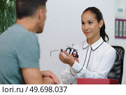 man at eye examination with phoropter. Стоковое фото, агентство Ingram Publishing / Фотобанк Лори