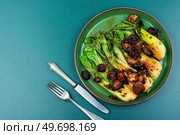 Healthy fried Pak Choi with shitake mushrooms. Vegan food ,space for text. Fried Pak Choi and chinese mushroom. Стоковое фото, агентство Ingram Publishing / Фотобанк Лори