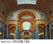Beautiful architectural details of the Gallery of Great Battles in the palace of Versailles, France. The largest room in the castle, golden ornaments, marble columns. Стоковое фото, агентство Ingram Publishing / Фотобанк Лори