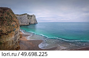 Sightseeing view to the wonderful cliffs of Etretat washed by the waves of the blue sea water, La Manche Channel. Famous Falaise d’Aval coastline in Normandy, France. Стоковое фото, агентство Ingram Publishing / Фотобанк Лори