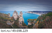 Beautiful panoramic view to the Etretat village and beach resort from the famous Falaise d’Aval cliffs in Normandy, France. Стоковое фото, агентство Ingram Publishing / Фотобанк Лори