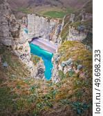 Natural view to famous Falaise d’Aval coastline cliffs and a bay with blue ocean water at Etretat, Normandy, France. Стоковое фото, агентство Ingram Publishing / Фотобанк Лори