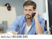 workshop repair office equipment master accepts the order by phone. Стоковое фото, агентство Ingram Publishing / Фотобанк Лори