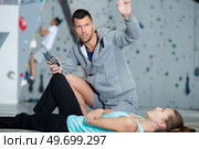 woman with injured leg knee. Стоковое фото, агентство Ingram Publishing / Фотобанк Лори