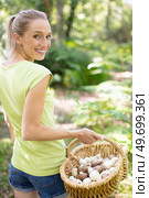 happy young woman is collecting mushrooms. Стоковое фото, агентство Ingram Publishing / Фотобанк Лори