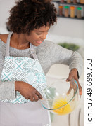 happy woman beating eggs in a mixing bowl. Стоковое фото, агентство Ingram Publishing / Фотобанк Лори