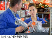 hardwarer store workers. Стоковое фото, агентство Ingram Publishing / Фотобанк Лори