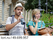 couple of traveling hipsters sitting on bench. Стоковое фото, агентство Ingram Publishing / Фотобанк Лори