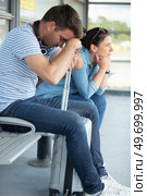 tired caucasian couple sitting at train station. Стоковое фото, агентство Ingram Publishing / Фотобанк Лори