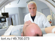 Doctor with patient having mri scan. Стоковое фото, агентство Ingram Publishing / Фотобанк Лори