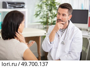 female patient being reassured by doctor in hospital room. Стоковое фото, агентство Ingram Publishing / Фотобанк Лори
