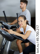 smily woman working out on exerciser. Стоковое фото, агентство Ingram Publishing / Фотобанк Лори
