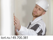 males hand grinding wall with sandpaper. Стоковое фото, агентство Ingram Publishing / Фотобанк Лори