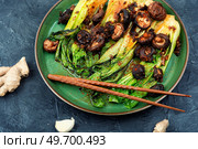 Chinese cabbage or Bok choy with shitake mushrooms. Healthy food. Fried Pak Choi and chinese mushroom. Стоковое фото, агентство Ingram Publishing / Фотобанк Лори
