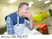 a man at work yawning. Стоковое фото, агентство Ingram Publishing / Фотобанк Лори