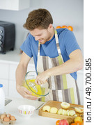 man whisking egg in his kitchen. Стоковое фото, агентство Ingram Publishing / Фотобанк Лори