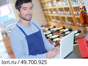 young winemaker working with a laptop. Стоковое фото, агентство Ingram Publishing / Фотобанк Лори