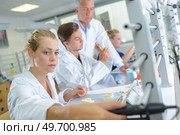 female worker fixing dentures in dental lab. Стоковое фото, агентство Ingram Publishing / Фотобанк Лори