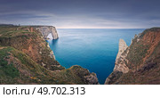 Beautiful panorama of the Porte d’Aval natural arch at Etretat famous cliffs, Normandy, France. Стоковое фото, агентство Ingram Publishing / Фотобанк Лори