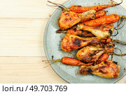 Grilled chicken drumsticks, roast chicken legs with carrots. Copy space. Baked chicken drumstick. Стоковое фото, агентство Ingram Publishing / Фотобанк Лори