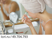 woman plucking eyebrows with tweezers. Стоковое фото, агентство Ingram Publishing / Фотобанк Лори