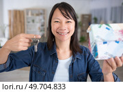 happy girl holding keys from new apartment. Стоковое фото, агентство Ingram Publishing / Фотобанк Лори