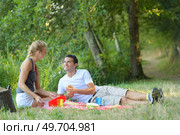 young man and woman at picnic. Стоковое фото, агентство Ingram Publishing / Фотобанк Лори