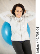 senior woman exercising on an aerobic ball. Стоковое фото, агентство Ingram Publishing / Фотобанк Лори