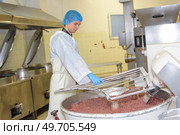 Factory worker watching over vat of food. Стоковое фото, агентство Ingram Publishing / Фотобанк Лори