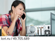 female computer technician talking on smartphone. Стоковое фото, агентство Ingram Publishing / Фотобанк Лори