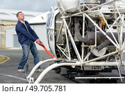 hangar worker and helicopter frame. Стоковое фото, агентство Ingram Publishing / Фотобанк Лори