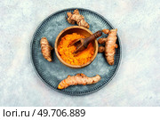 Turmeric root and turmeric powder. Fresh homeopathic herbs. Turmeric spice. Flat lay.. Turmeric root and turmeric powder, medicine herb. Стоковое фото, агентство Ingram Publishing / Фотобанк Лори