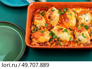 Baked stuffed whole squid or calamari with salsa sauce in baking dish.. Roasted stuffed calamari,baked in the oven. Стоковое фото, агентство Ingram Publishing / Фотобанк Лори
