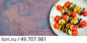 Vegetable skewers on wooden skewers. Diet BBQ. Space for text.. Vegetable skewers on wooden skewers. Стоковое фото, агентство Ingram Publishing / Фотобанк Лори