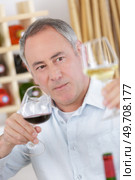 red and white wine tasting experience. Стоковое фото, агентство Ingram Publishing / Фотобанк Лори