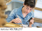 portrait of woman restoring antique frame. Стоковое фото, агентство Ingram Publishing / Фотобанк Лори