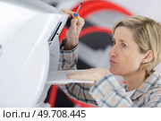 blonde handywoman cleaning fixing ventilation system. Стоковое фото, агентство Ingram Publishing / Фотобанк Лори
