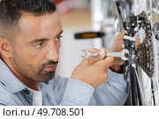 close up of bicycle mechanic in a workshop. Стоковое фото, агентство Ingram Publishing / Фотобанк Лори