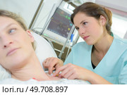 nurse caring for female patient. Стоковое фото, агентство Ingram Publishing / Фотобанк Лори