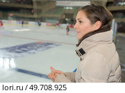 a woman observing the practise. Стоковое фото, агентство Ingram Publishing / Фотобанк Лори
