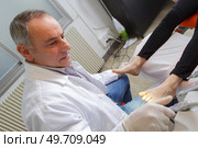 a podiatrist cleaning womans feet. Стоковое фото, агентство Ingram Publishing / Фотобанк Лори