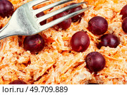 Salad of grated carrots and gooseberries. Healthy diet, close up.. Fresh carrot salad in a bowl. Стоковое фото, агентство Ingram Publishing / Фотобанк Лори