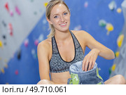 woman rubs her hands with magnesium. Стоковое фото, агентство Ingram Publishing / Фотобанк Лори