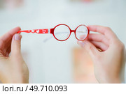 man is holding glasses in hand. Стоковое фото, агентство Ingram Publishing / Фотобанк Лори